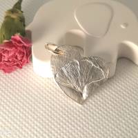 Herz-Anhänger mit eingeprägtem Ginkgoblatt aus 999 Silber recycelt Bild 3