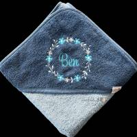 Kapuzenhandtuch in blau mit Blumenkranz und Wunschnamen bestickt, Geschenkidee Kind, Babygeschenk personalisiert Bild 6