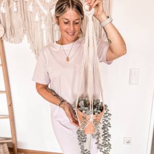 Makramee Blumenampel: Boho-Blumenhalter für Pflanzenliebhaber – Handgefertigte Blumenaufhängung aus Baumwolle Bild 1