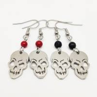 Totenkopf Ohrringe aus Edelstahl, rot oder schwarz, handgemachte Unikate Bild 1