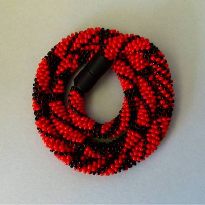 Häkelkette, rot schwarz, 52 cm, Halskette aus Glasperlen gehäkelt, Perlenkette, Glasperlenkette, Magnet, Häkelschmuck