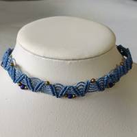 Makramee Choker Halsband in blau bronzefarbenen Metallperlen und mattblauen Acrylperlen Bild 1