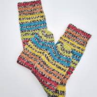 Gestrickte bunte Socken, Gr. 40/41, handgestrickt von la piccola Antonella Bild 2
