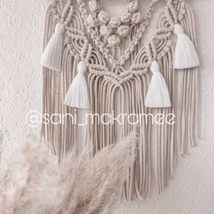Handgeknüpfter Makramee-Wandbehang 'Alani' - Boho-Dekor aus 100% Baumwolle mit Weißen Quasten Bild 1