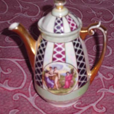 Vintage Kaffeekanne aus weißem Porzellan mit Motiv vermutlich aus den 1980er Jahren