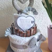 Muttertag Geschenk Handtuchtorte mit Herz und Schokolade Bild 1