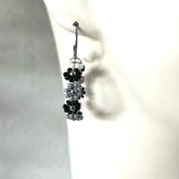 Süße „Daisy“ Ohrringe mit kleinen Blümchen aus Rocaillesperlen in schwarz, weiß und gr Bild 2