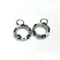 Süße „Daisy“ Ohrringe mit kleinen Blümchen aus Rocaillesperlen in schwarz, weiß und gr Bild 4