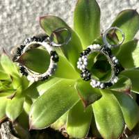 Süße „Daisy“ Ohrringe mit kleinen Blümchen aus Rocaillesperlen in schwarz, weiß und gr Bild 6