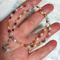 Kurze zierliche Perlenkette weiß Süßwasserzuchtperlen mit Glasperlen orange bunt handgemacht Bild 2