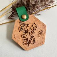 Schlüsselanhänger Geburtsblume aus Holz mit Apfelleder, floral, kupfer Bild 1
