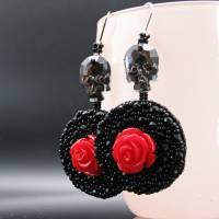 Gothic Roses - Ohrringe aus Perlenstickerei mit schwarzen Kristallen, roten Resinrosen und Kristalltotenschädeln Bild 1