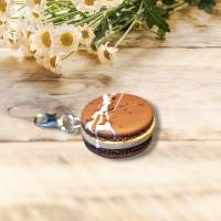 Macaron mit heller Soße und Schokosplittern, Charm, Anhänger, Fimo, Miniaturfood Bild 2