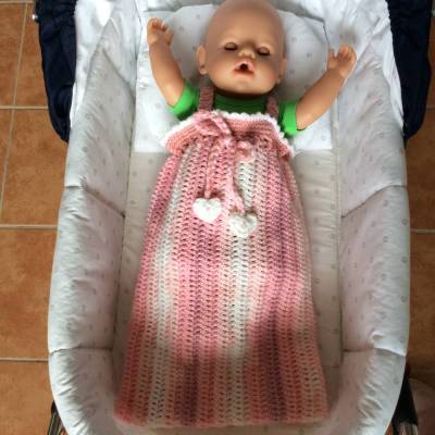 Gehäkelter Puppenschlafsack für Größe ca. 45 cm- 50 cm, rosa/weiß gemustert, Pucksack für Puppen mit Träger und Herzen