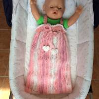 Gehäkelter Puppenschlafsack für Größe ca. 45 cm- 50 cm, rosa/weiß gemustert, Pucksack für Puppen mit Träger und Herzen Bild 2