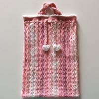 Gehäkelter Puppenschlafsack für Größe ca. 45 cm- 50 cm, rosa/weiß gemustert, Pucksack für Puppen mit Träger und Herzen Bild 3
