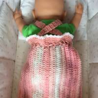 Gehäkelter Puppenschlafsack für Größe ca. 45 cm- 50 cm, rosa/weiß gemustert, Pucksack für Puppen mit Träger und Herzen Bild 4