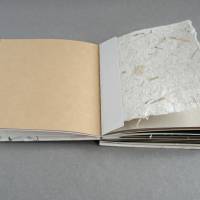 Notizbuch handgebunden, mit farbigem Zeichenkarton und handgeschöpftem Papier, ca. 12,5 cm x 15,5 cm, Geschenk Bild 3