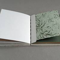 Notizbuch handgebunden, mit farbigem Zeichenkarton und handgeschöpftem Papier, ca. 12,5 cm x 15,5 cm, Geschenk Bild 4