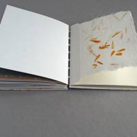 Notizbuch handgebunden, mit farbigem Zeichenkarton und handgeschöpftem Papier, ca. 12,5 cm x 15,5 cm, Geschenk Bild 5
