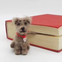 Lesezeichen kleiner Filzhund bewacht das Buch der Besitzer, witziges Lesezeichen für Hundefreunde, Buchzubehör Bild 1