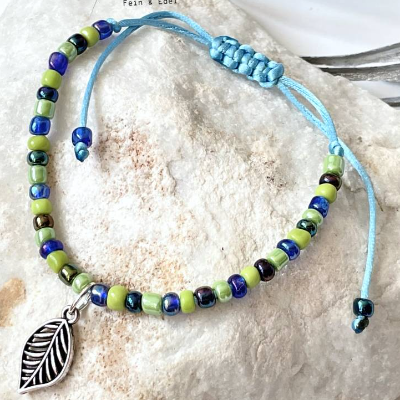 schmales Perlenarmband handgefädelt türkisblau grün