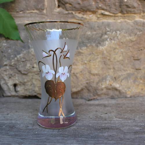 kleine Vase Jugendstil Orchideen weiß gold Emaillemalerei gefrostet Goldrand innen schräg facettiert 1900 - 1910