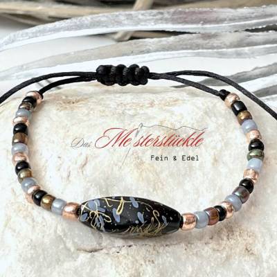 Handgefertigtes dünnens Perlenarmband in Schwarz mit goldener Note