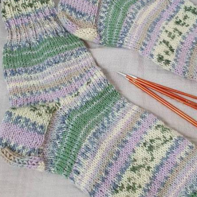 Wollsocken handgestrickt Kuschelsocken Strickstrümpfe Frühlingsfarben Gr. 40/41 Markenwolle Damen Mädchen gestreift