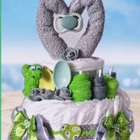 Windeltorte Mädchen/Junge grün grau mit  Dino aus Baby Waschlappen und Herz Schnuller Bild 1