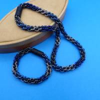 Schmuckset Verlauf gehäkelt, blau silber schwarz, Kette +/- Armband, Glasperlen Rocailles Perlen Bild 3
