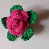 Rose mit Blätter und Stil  gehäkelt Muttertaggeschenk Bild 1