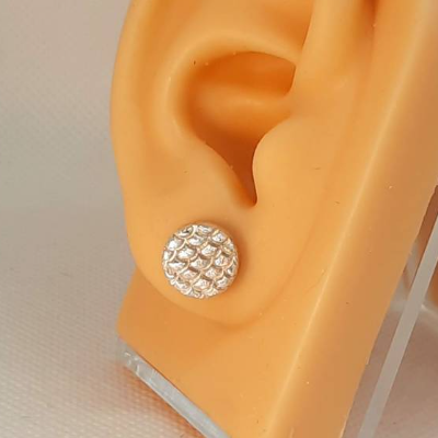 Runde Ohrstecker aus 999 Silber mit Fischschuppenmuster, mattiert