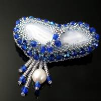 Wasser über Stein - Aus Perlen und Kristallen gestickte Brosche mit Blue Lace Achat Bild 1