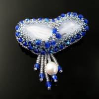Wasser über Stein - Aus Perlen und Kristallen gestickte Brosche mit Blue Lace Achat Bild 2