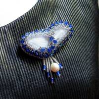 Wasser über Stein - Aus Perlen und Kristallen gestickte Brosche mit Blue Lace Achat Bild 3