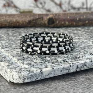 Perlenarmreif schwarz weiß, Schmuck aus Rocailles, moderner Spiralarmreif, eleganter Wickelarmreif Bild 3
