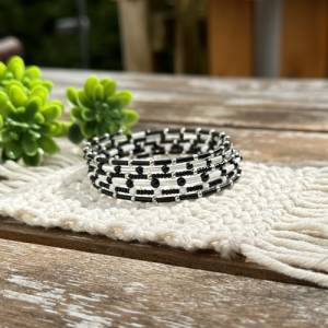 Perlenarmreif schwarz weiß, Schmuck aus Rocailles, moderner Spiralarmreif, eleganter Wickelarmreif Bild 6
