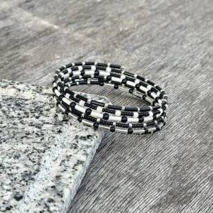 Perlenarmreif schwarz weiß, Schmuck aus Rocailles, moderner Spiralarmreif, eleganter Wickelarmreif Bild 7