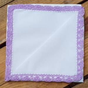 Spitzentaschentuch weiß mit Häkelkante in flieder - umhäkeltes Stofftaschentuch Taschentuch für Hochzeit Bild 4