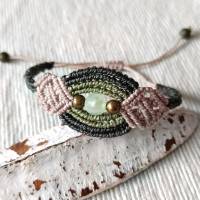 bezauberndes Makramee Armband in olivgrün, lindgrün und beige mit Metallperlen und einer mattgrünen Glasperle Bild 1
