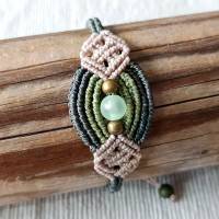 bezauberndes Makramee Armband in olivgrün, lindgrün und beige mit Metallperlen und einer mattgrünen Glasperle Bild 2