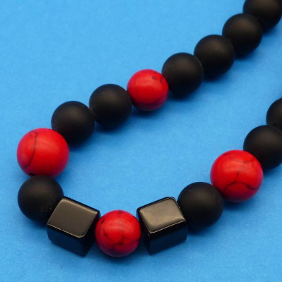 Halskette in rot schwarz, 53 cm, Howlith rot, Lava poliert schwarz, Steinschmuck, Handarbeit