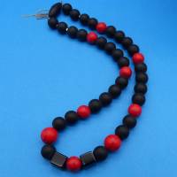 Halskette in rot schwarz, 53 cm, Howlith rot, Lava poliert schwarz, Steinschmuck, Handarbeit Bild 2