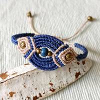 bezauberndes Makramee Armband in blau und beige mit Metallperlen und einer blauen Keramikperle Bild 1