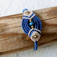 bezauberndes Makramee Armband in blau und beige mit Metallperlen und einer blauen Keramikperle Bild 2
