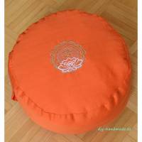 Rundes Meditationskissen in orange mit Lotusblume in bequemer 16 cm Höhe, 30 cm Ø Unikat, Bild 1