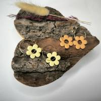 Creolen mit Blumenanhänger/ Ohrringe mit Blüten / handgefertigt aus Polymer Ton Bild 1