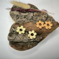Creolen mit Blumenanhänger/ Ohrringe mit Blüten / handgefertigt aus Polymer Ton Bild 2