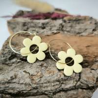 Creolen mit Blumenanhänger/ Ohrringe mit Blüten / handgefertigt aus Polymer Ton Bild 3